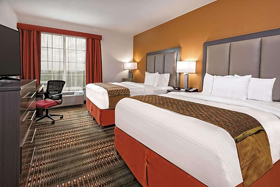 La Quinta Inn & Suites by Wyndham San Antonio by AT&T Center