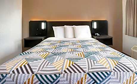 1 Queen Bed | ADA/RI Shower