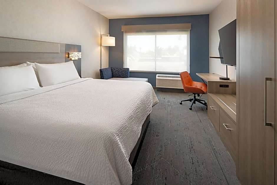 Holiday Inn Express & Suites Fresno Airport By IHG