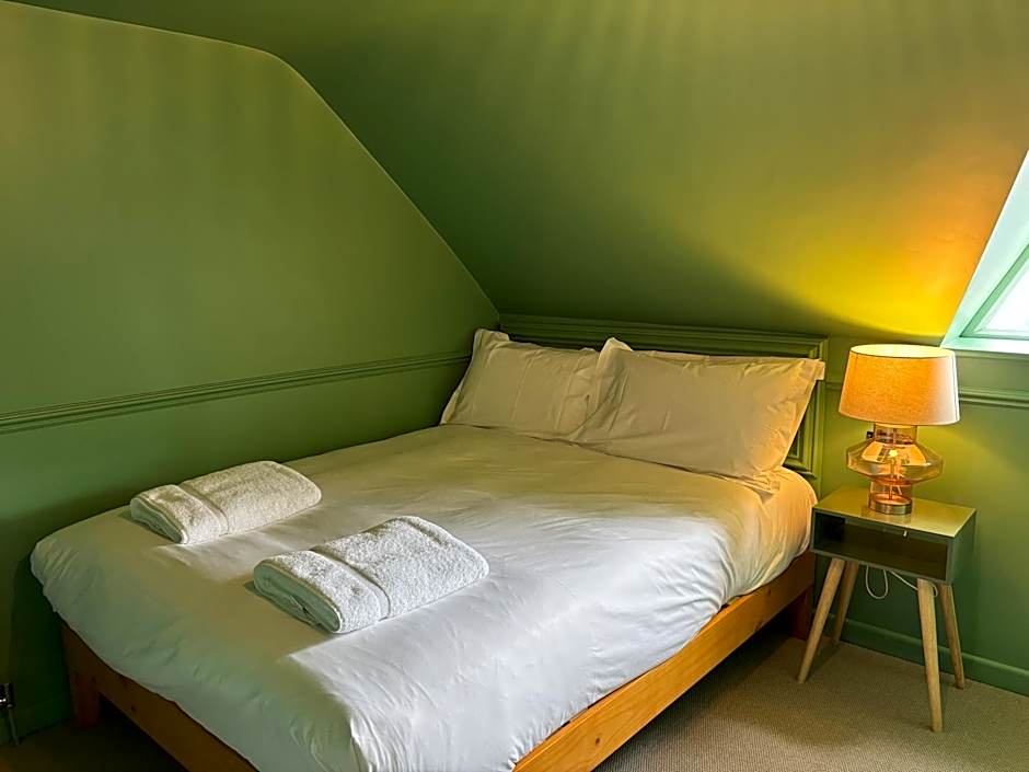 ROOMS AT THE QUAYSIDE - stylish en-suite rooms on Poole Quay all fully refurbed