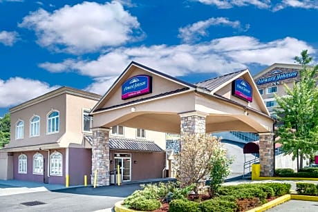 Howard Johnson by Wyndham North Bergen