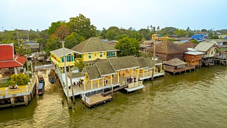 RoomQuest Baan Khun Phra The Iconic Residence