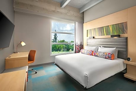 Splash, Guest room, 1 King, Pool view