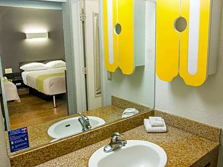 Suite 2 Queen Beds Non Smoking Kitchenette