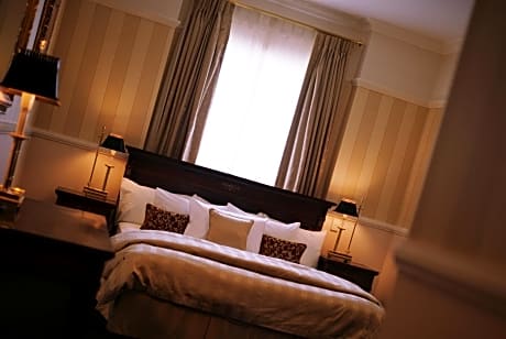 Queen Room with Spa Bath