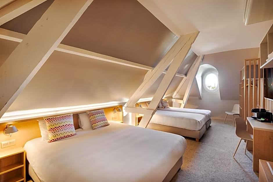Photo 1 of 4 of Family 1 King Bed and 2 Twin Beds