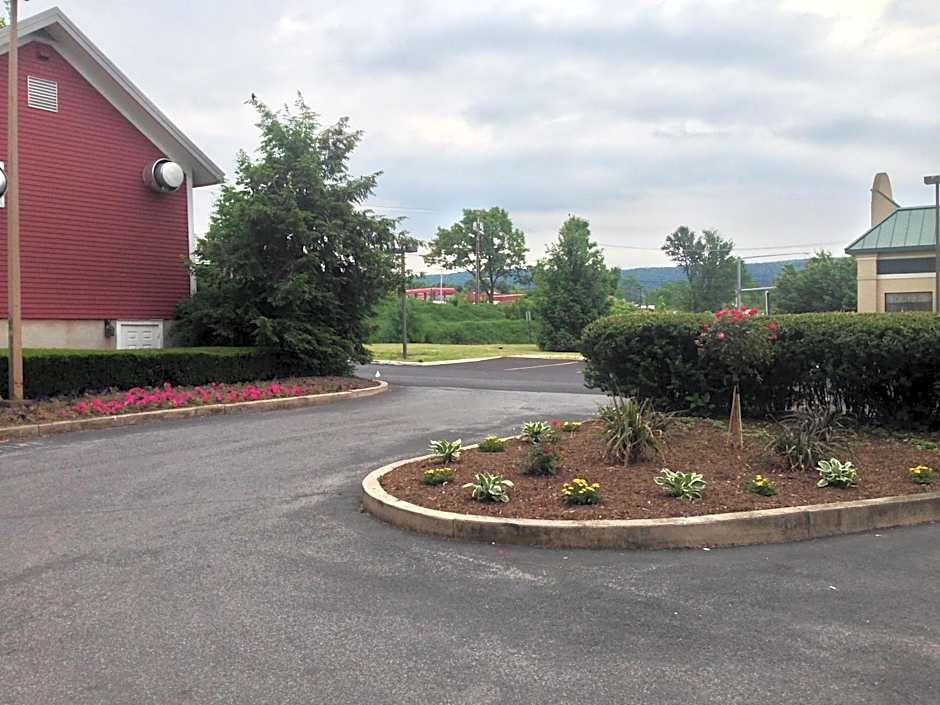 Super 8 by Wyndham State College