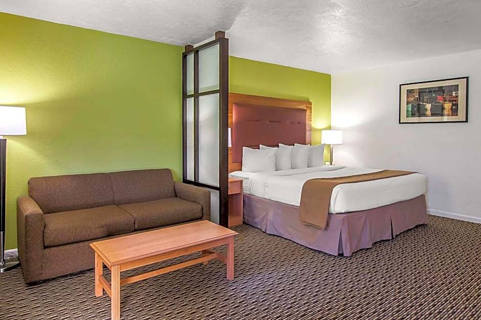 Quality Inn & Suites At Coos Bay