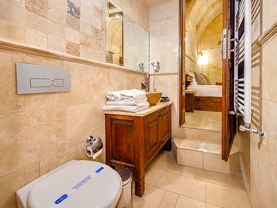Castle Cave Hotel