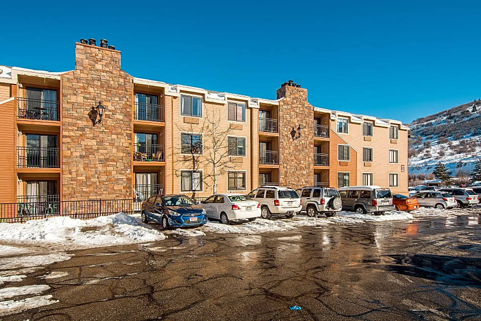 Carriage House Condominiums by All Seasons Resort Lodging