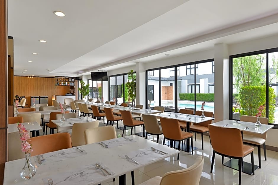 Gate43 Airport Hotel