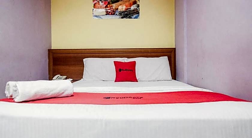 RedDoorz near Nagoya Hill Mall Batam 5