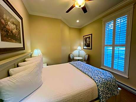 Queen Room with Whirlpool - Non Smoking
