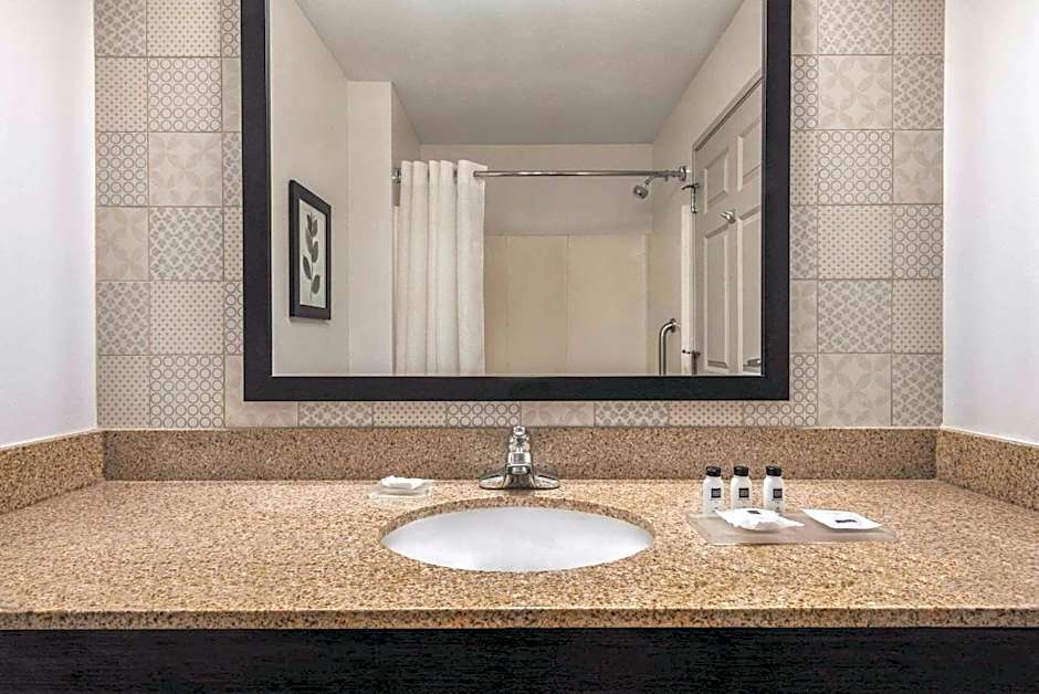 Country Inn & Suites by Radisson, Green Bay East, WI