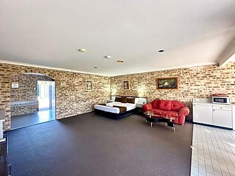 Deluxe Queen Room with Spa Bath