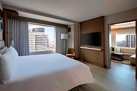 Marriott Suite, 1 Bedroom Junior Suite, 1 King, Sofa bed, City view, Corner room