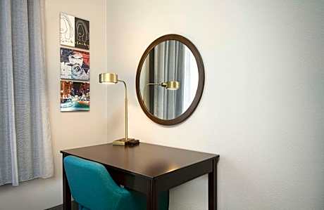 2 Queens Hearing Accessible Nonsmoking