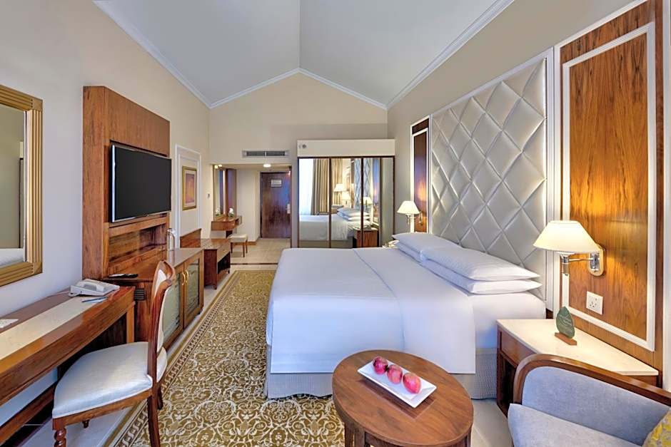 Photo 1 of 7 of Executive 1 King Bed Guestroom