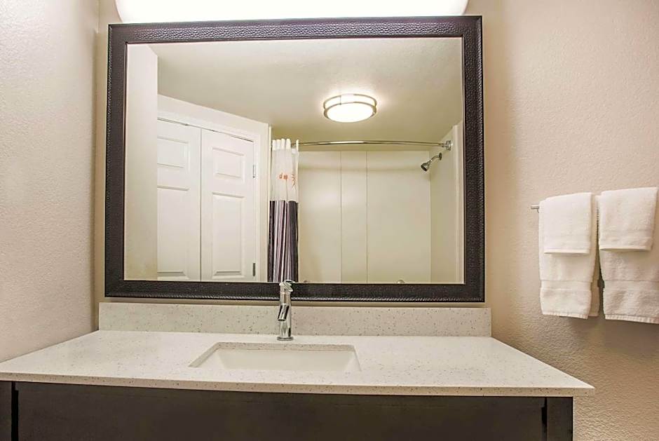 La Quinta Inn & Suites by Wyndham Las Vegas Summerlin Tech