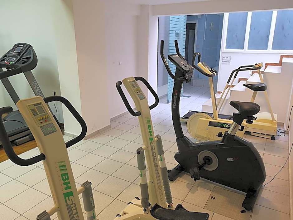 Elmi Beach Hotel & Suites