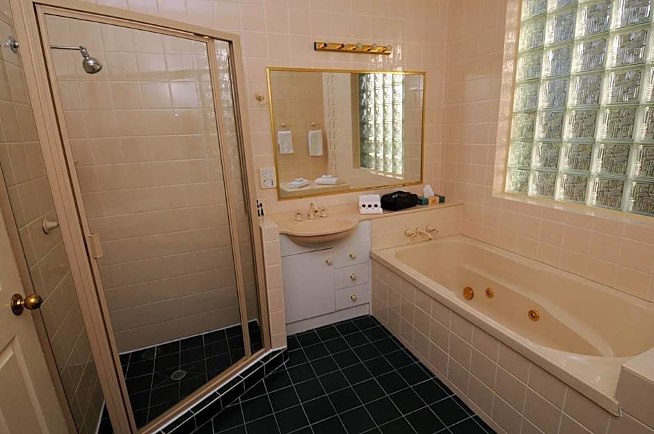 McNevins Logan Park Motel