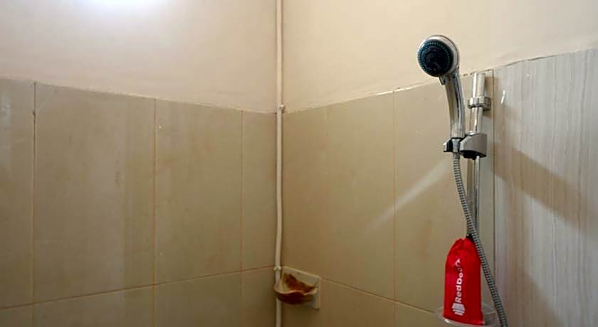 RedDoorz near Millenium Waterpark Palu
