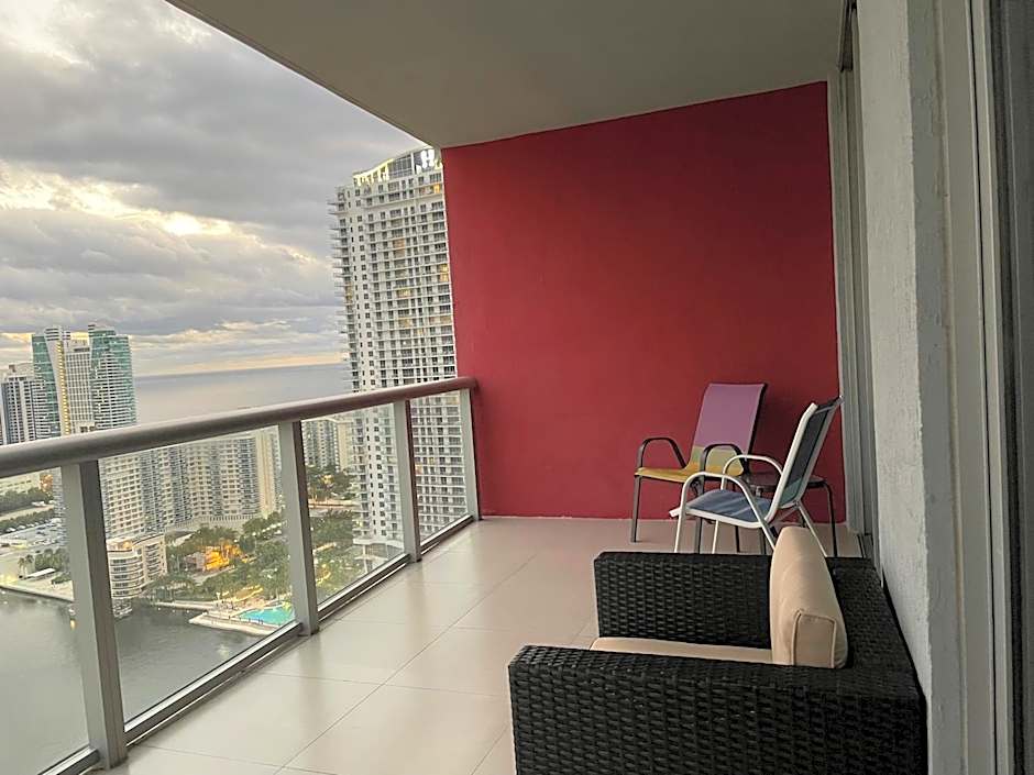 Stunning Penthouse Suite Waterfront 2BD 2BA