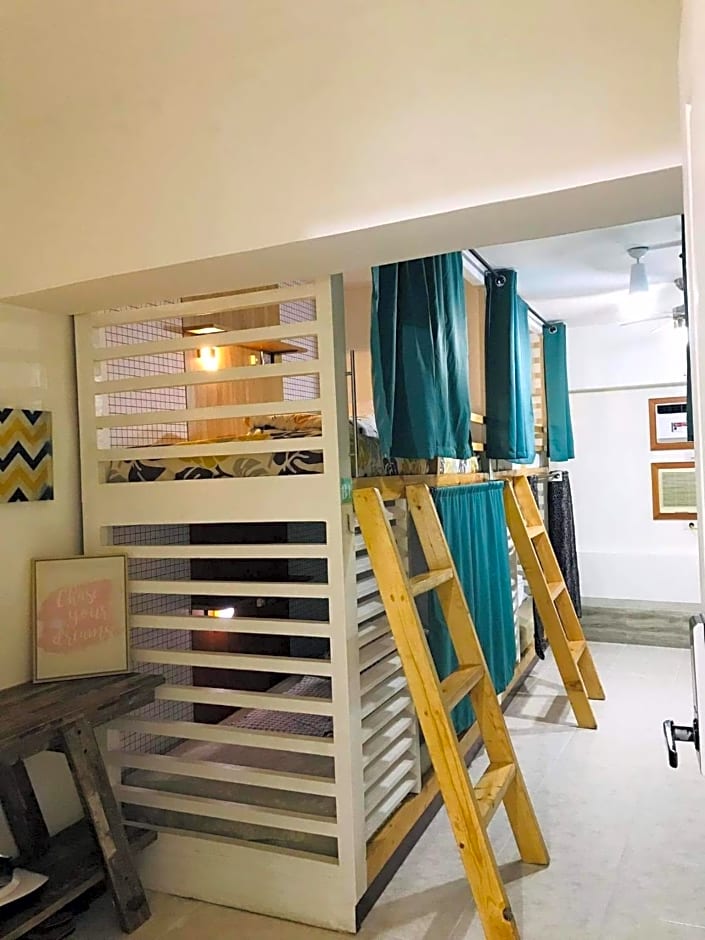 CHE & JAMES FEMALE GUEST House COLON, CEBU