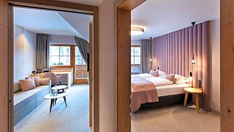 Suite with Balcony and Mountain View