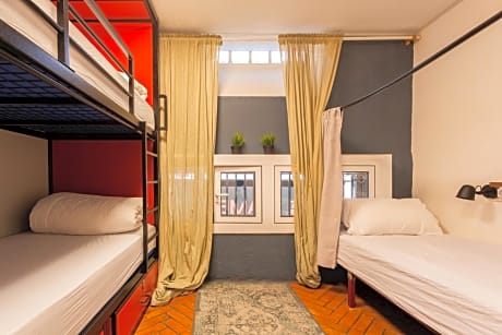 Basic Triple Room with Shared Bathroom