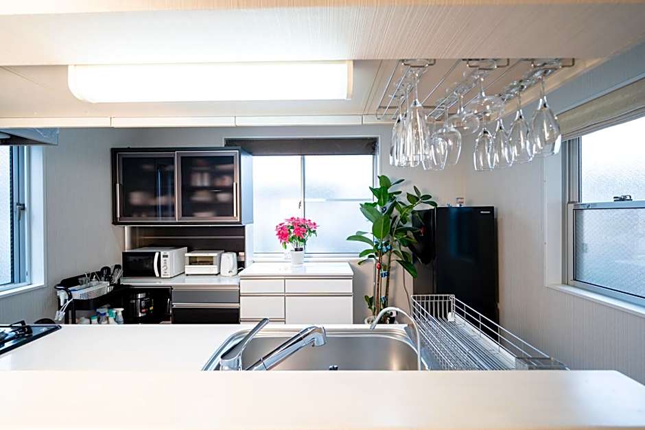 Shinokubo guest house , near shinjuku 100 square meters, 4 bedrooms, 1 living room 1kitchen 2toilet 1bathroom washmachine