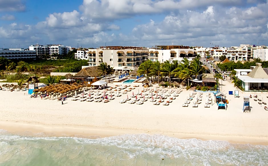 Aldea Thai by oceanfront