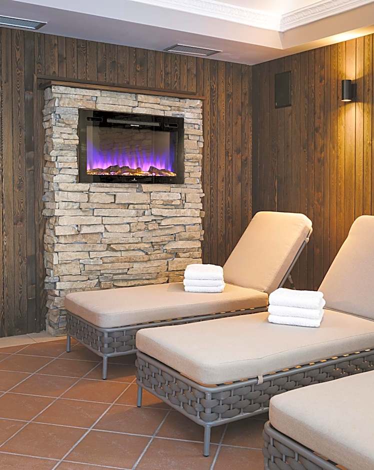 Aparthotel Familiaris - Family Apartments - Pools & Spa in Dolomites