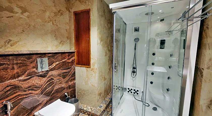 Royale Retreat Hotel And Spa Near Mall