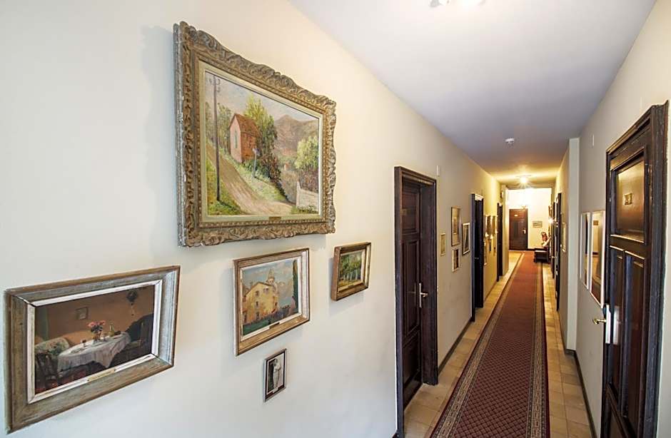 International au Lac Historic Lakeside Hotel