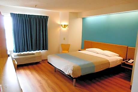 1 Queen Bed - Non-Smoking