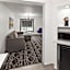 La Quinta Inn & Suites by Wyndham Houston Bush Iah South