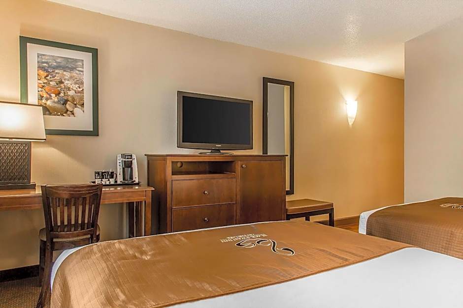 The Black Swan Lee - Lenox, an Ascend Collection Hotel