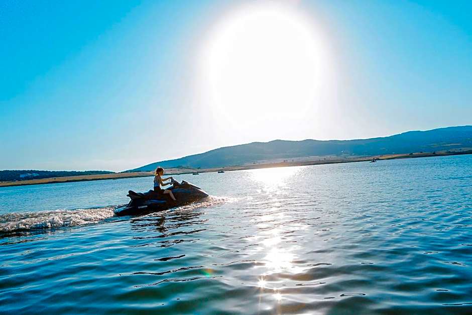 Laguna Beach Club Bazaleti Lake