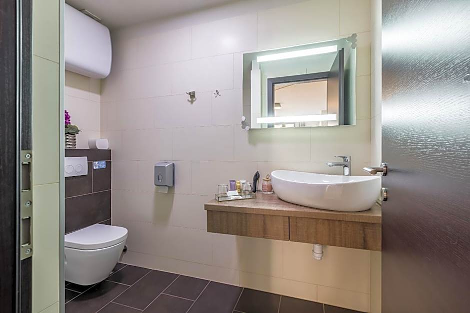 Leonis Restaurant & Rooms