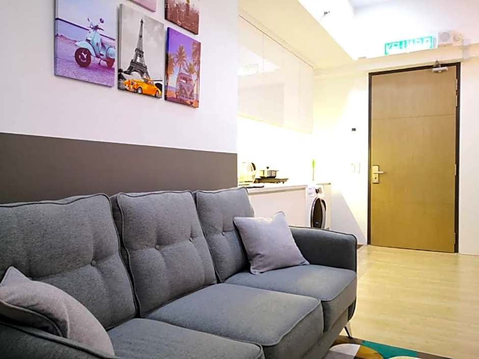 REVO at AURORA PLACE, Pavilion 2, 5 Minutes To AXIATA ARENA BUKIT JALIL FREE WIFI by De Harlequins Guesthouse