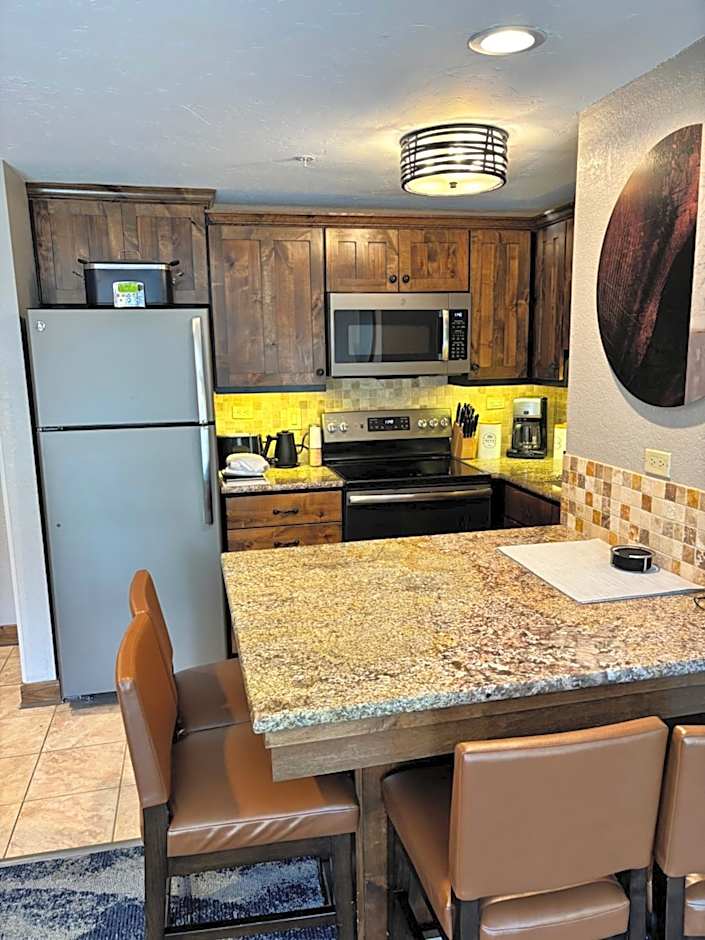 NEW! Marriott Slope View Ski in Ski out Luxury Studio Sleeps 4 Full kitchen, Amenities & Fee Parking