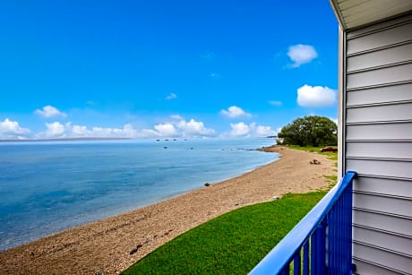 Lakeside Balcony King Room - Lake View