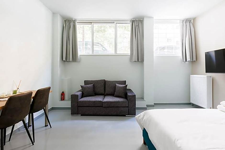 Snug studio apartment with shared garden IV