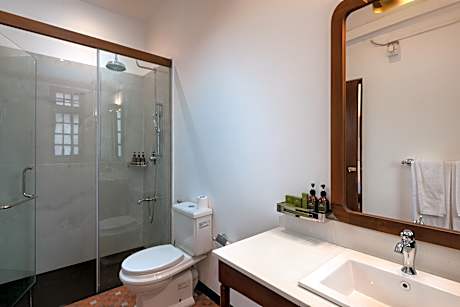 Colonial Room with Garden View