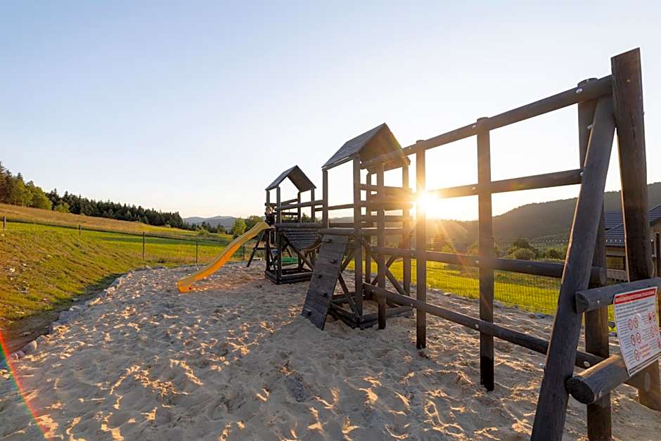 Stodoły Modyń - Domki w Beskidzie Wyspowym - staw kąpielowy, balia, sauna, grota solna - widok na góry