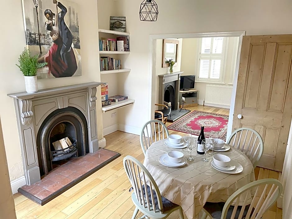 Riverside Lodge - Quaint Victorian Home By The River