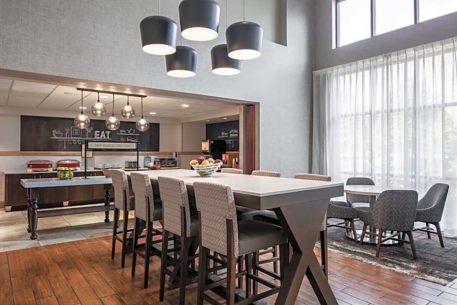 Hampton Inn By Hilton & Suites West Bend