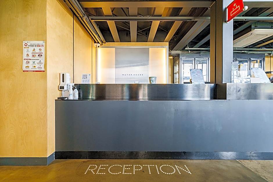 Parotia waterhouse hotel