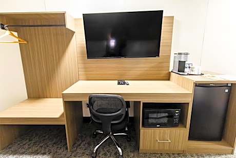 Queen Room with Kitchenette - Non-Smoking